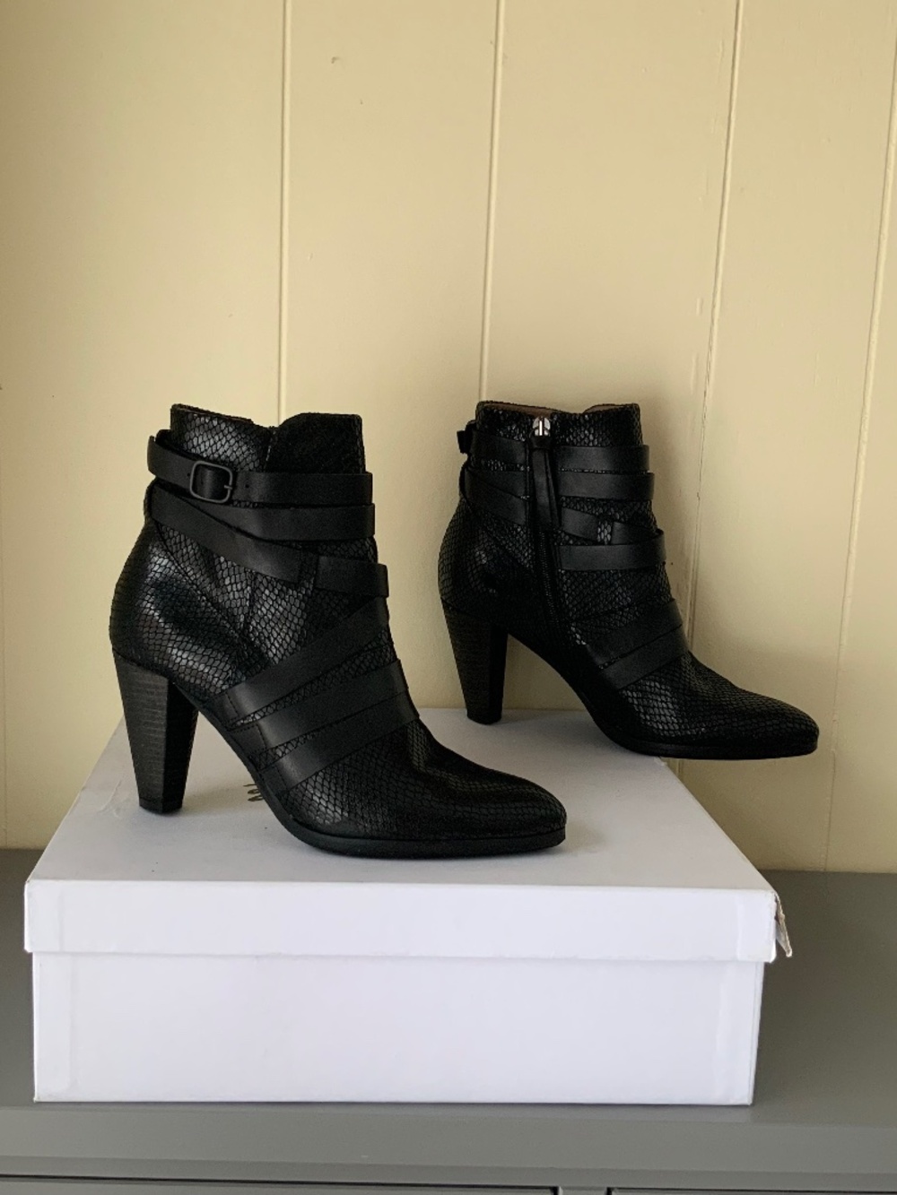 Real leather ankle boots for women, size 37, colour black
